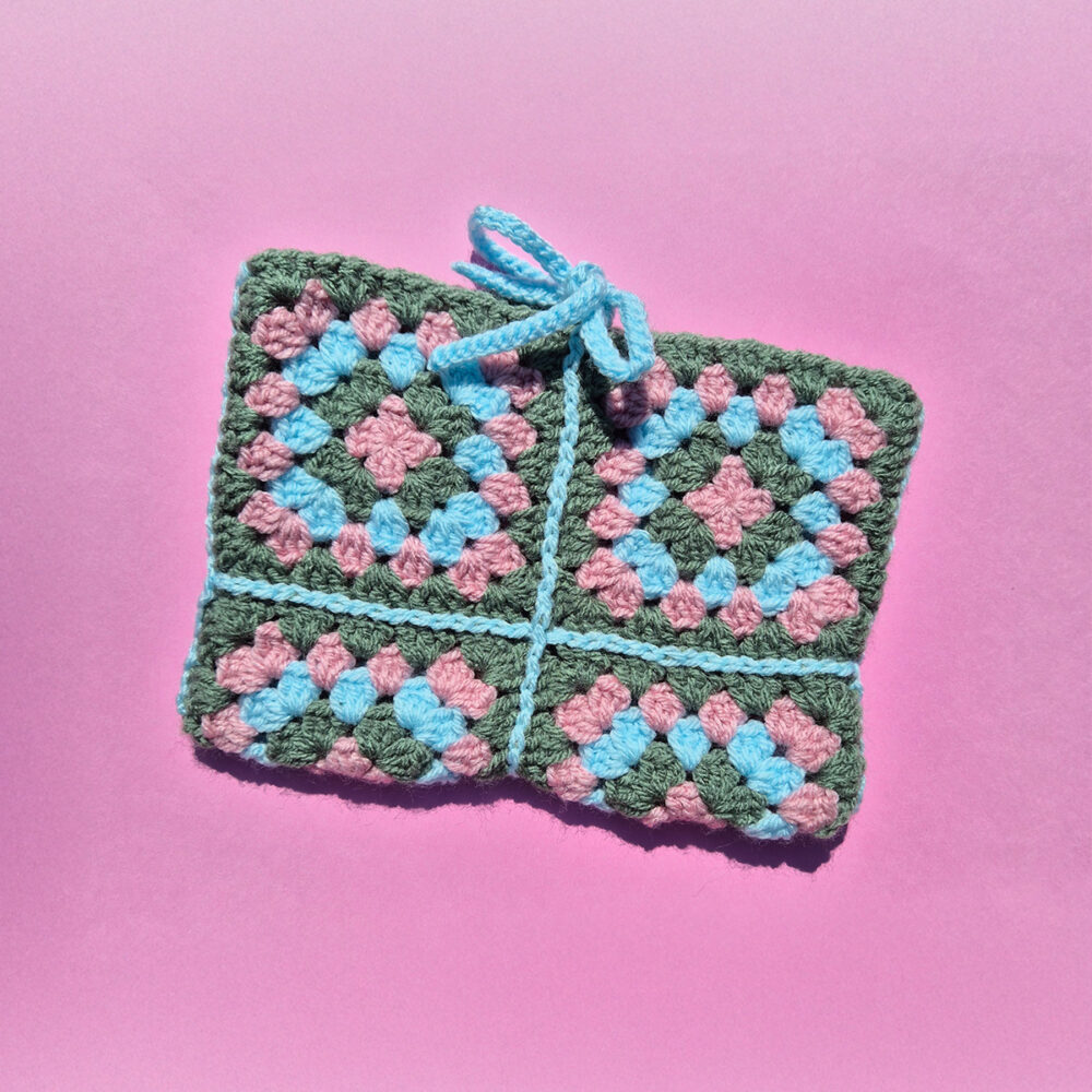 booksleeve-gehaakt-turquoise-roze-patroon
