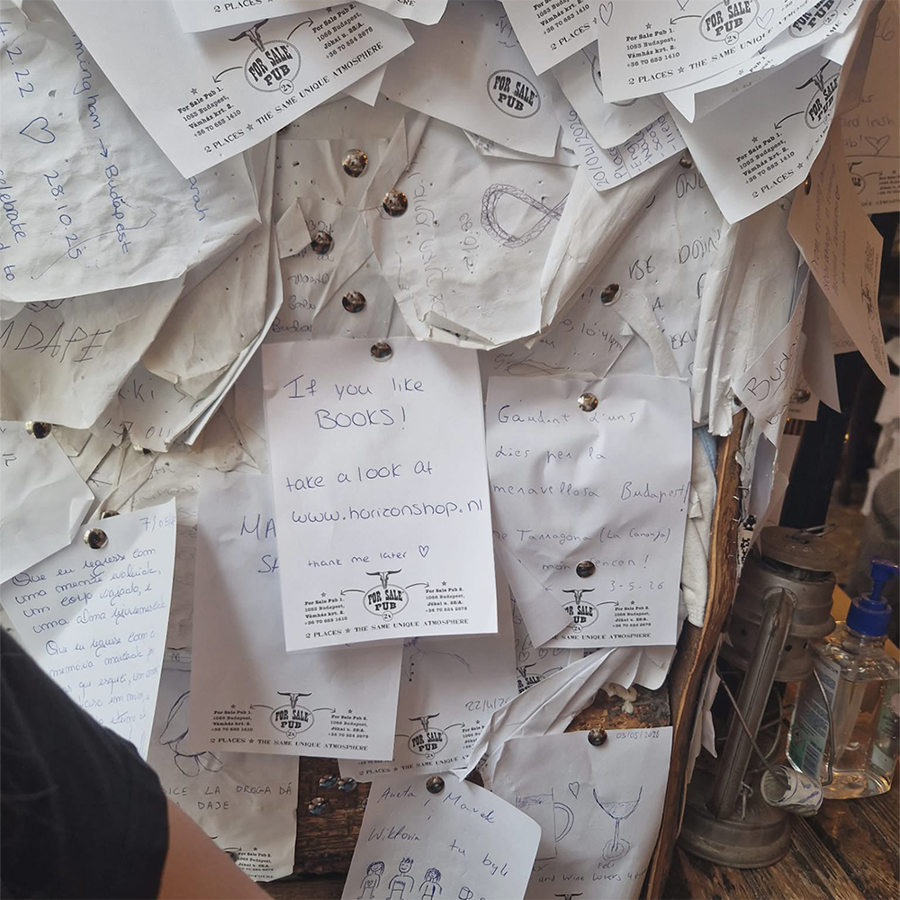 muur met briefjes en promo voor horizon